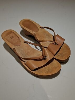 Gap Tan Leather Boho Thong Sandals on Wooden/Clog Platform Base (Size US 8)